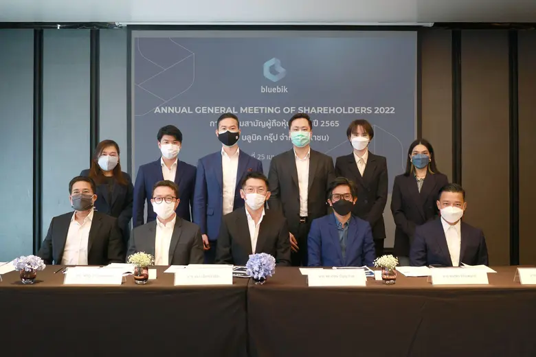 นายธนา เธียรอัจฉริยะ ประธานกรรมการ (แถวหน...