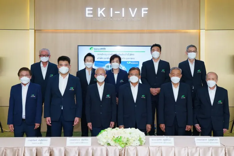 พล.ร.อ. สุรศักดิ์ หรุ่นเริงรมย์ (แถวล่างที่ 3 จากขว...