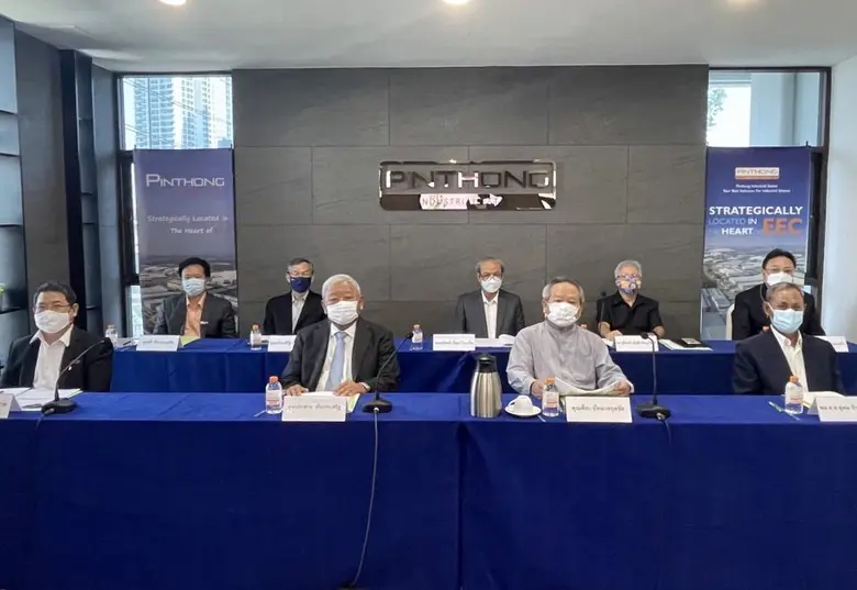 นายประสาน ตันประเสริฐ (แถวหน้าท่านที่สองจ...