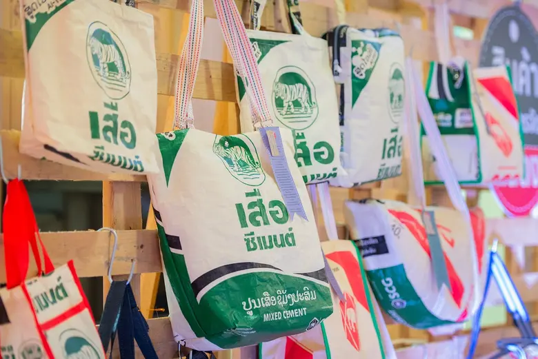 "กรมพัฒนาสังคมและสวัสดิการ ร่วมกับ เอสซีจี โดยบริษัท ผลิตภัณฑ์และวัตถุก่อสร้าง จำกัด สร้างมูลค่าเพิ่มให้กับถุงปูนซีเมนต์รอการทำลาย ส่งเสริมอาชีพและสร้างรายได้ให้กับคนไร้ที่พึ่ง"