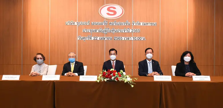 คุณจอมทรัพย์ โลจายะ (กลาง) ประธานเจ้าหน้า...