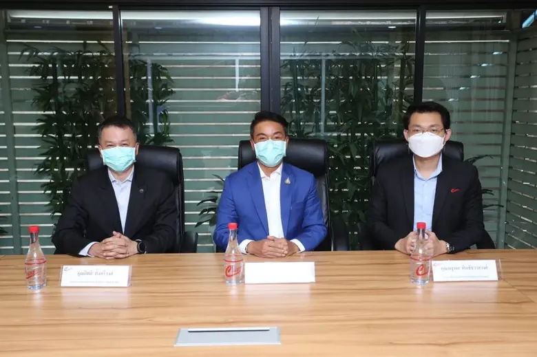 นายสุขสันต์ ยศะสินธุ์ (กลาง) ประธานเจ้าหน...