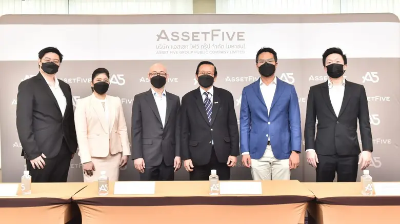 รองศาสตราจารย์ มานพ พงศทัต (ที่ 3 จากขวา)...