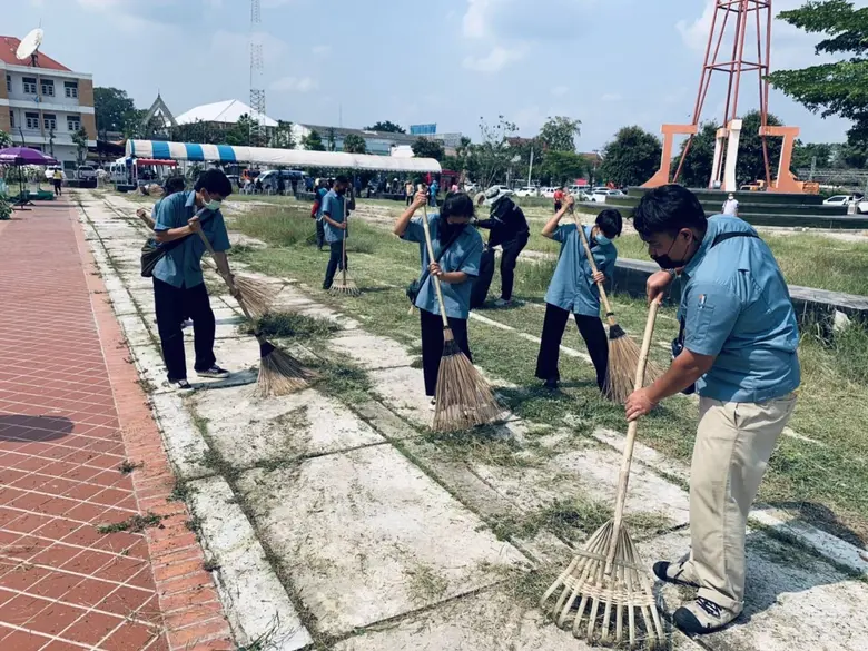 สพร.7 อุบลฯนำผู้รับการฝึกเตรียมเข้าทำงาน ร่วมบำเพ็ญประโยชน์ทำความสะอาดลานขวัญเมือง ในกิจกรรมวันแรงงานแห่งชาติ