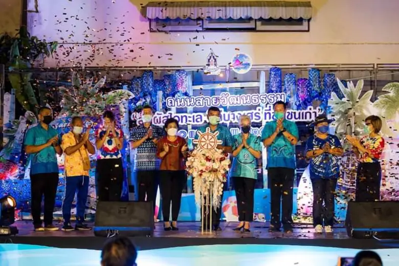 สัมผัสไอทะเล วิถีบางเสร่ ที่ชุมชนเก่าส่งเ...