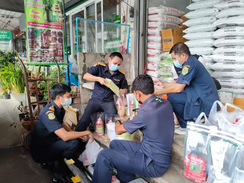 กรมวิชาการเกษตรบุกร้านขายสารเคมีและปุ๋ยไร้ทะเบียน ยึดของกลางกว่า 2 ล้านบาท