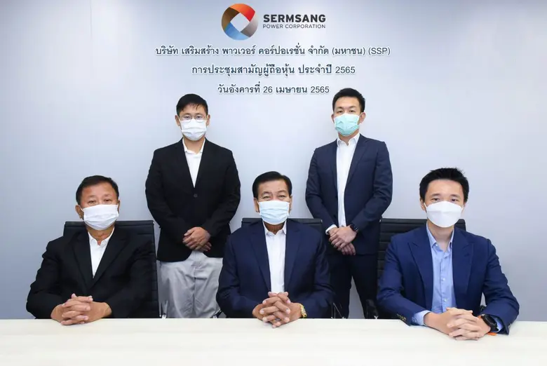 นายกำธร วังอุดม ประธานกรรมการ (คนกลาง แถว...