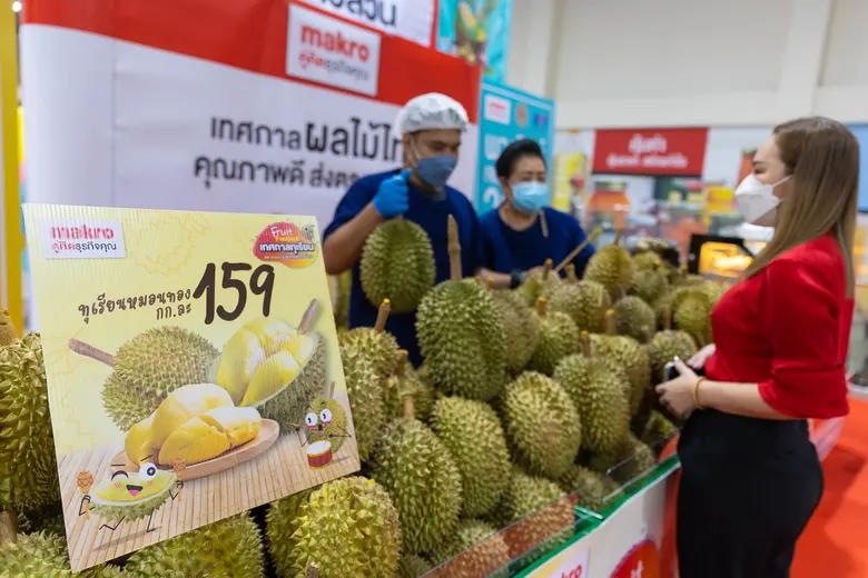 แม็คโครจัดพื้นที่ให้ชาวสวนทุเรียนมาขายตรง หมอนทองเริ่มเพียงกก.ละ 159 บาท พร้อมจับมือกระทรวงพาณิชย์ หนุนผลไม้ฤดูกาล ตั้งเป้ารับซื้อ 8 ล้านกิโลกรัม