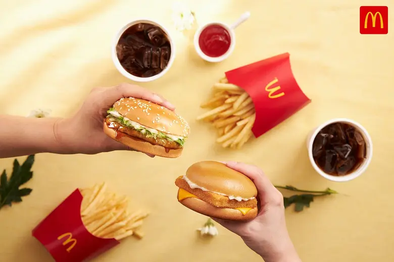 สวนกระแสของแพง แมคโดนัลด์จัดให้ "ชุดสุดคุ้ม สุขทุกวัน เพียง 99 บาท"  อิ่มอร่อยสุดคุ้มได้ทุกวันกับเบอร์เกอร์โปรดของทุกคน