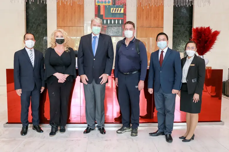 มร. โรเบิร์ต เมาเรอร์ เลิฟเลอร์ (ที่ 3 จา...