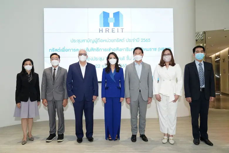 นางสาวจรีพร จารุกรสกุล (กลาง) ประธานกรรมก...