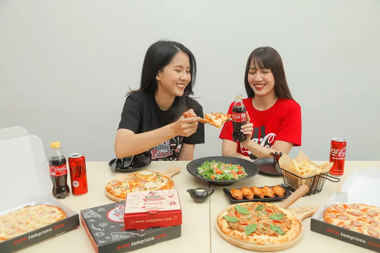"โคคา-โคล่า" ผนึกกำลัง ไอแอมพิซซ่า  เสิร์ฟพิซซ่าคู่ 'โค้ก' เติมเต็มความอร่อยซ่าลงตัว ให้ทุกมื้อพิเศษยิ่งขึ้น