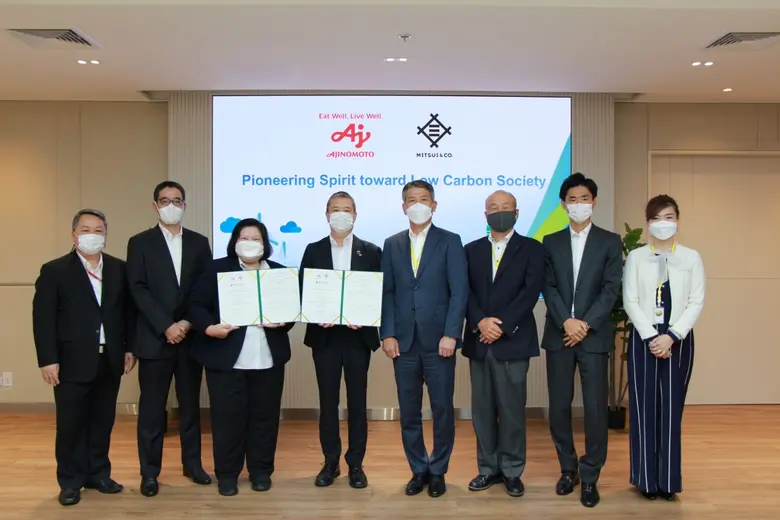 มร.อิชิโระ ซะกะกุระ (ที่ 4 จากซ้าย) กรรมก...