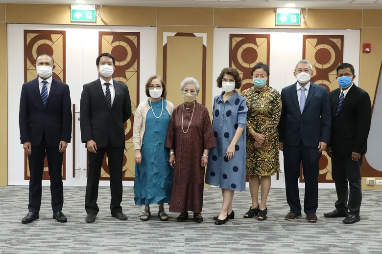 คุณอมรา ลีละวัฒน์ (กลาง) ประธานกรรมการบริ...