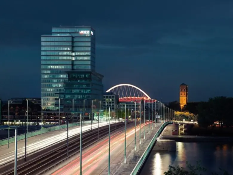 ยอดขายไตรมาสแรกปีนี้อยู่ที่ 2.432 พันล้าน...