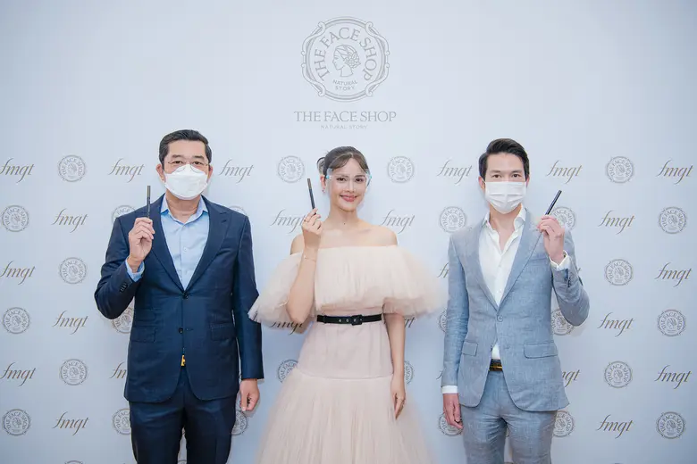 นายพิธาน องค์โฆษิต (ด้านขวา) ประธานกรรมกา...