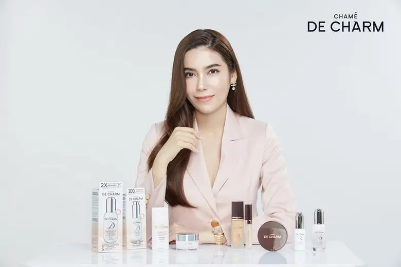 "ชาร์มมิ่งเวิลด์" เปิดตัวแบรนด์ใหม่! "DE CHARM" ส่ง 2 กลุ่มผลิตภัณฑ์ คอสเมติกและ สกินแคร์ แจ้งเกิดในตลาดแบรนด์ระดับลักซูรี่