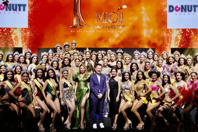 นางยุพิน จันทร์จุฑามาศ (แถวหน้า ที่ 7 จาก...