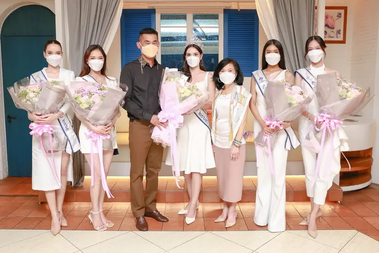 ปฐมพล สาวทรัพย์ (ที่ 3 จากซ้าย) ประธานเจ้...