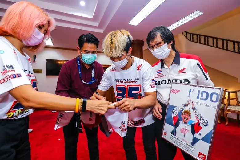 "รมว.ท่องเที่ยวและกีฬา" ยก "ก้อง-สมเกียรติ" ฮีโร่ของคนไทยหลังสร้างผลงานระดับโลกในโมโตจีพี