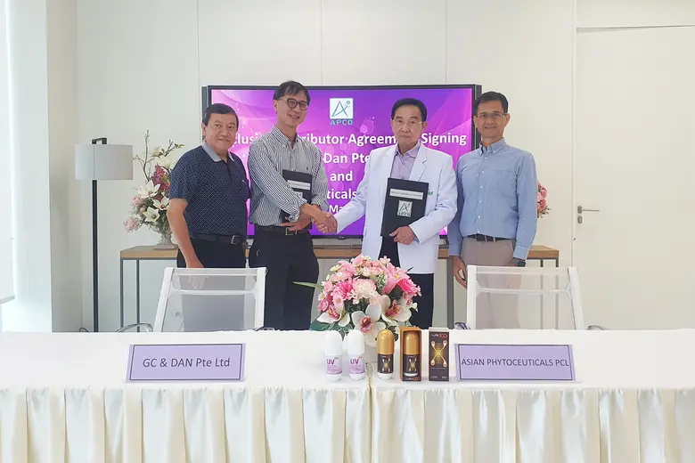 ศ.ดร.พิเชษฐ์ วิริยะจิตรา (ขวา) ประธานเจ้า...