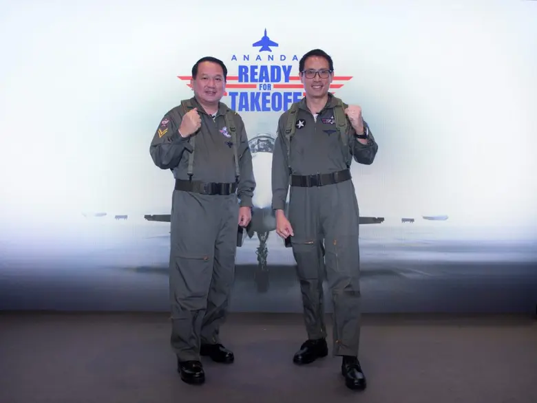 คุณชานนท์ เรืองกฤตยา (ขวา) ประธานเจ้าหน้า...