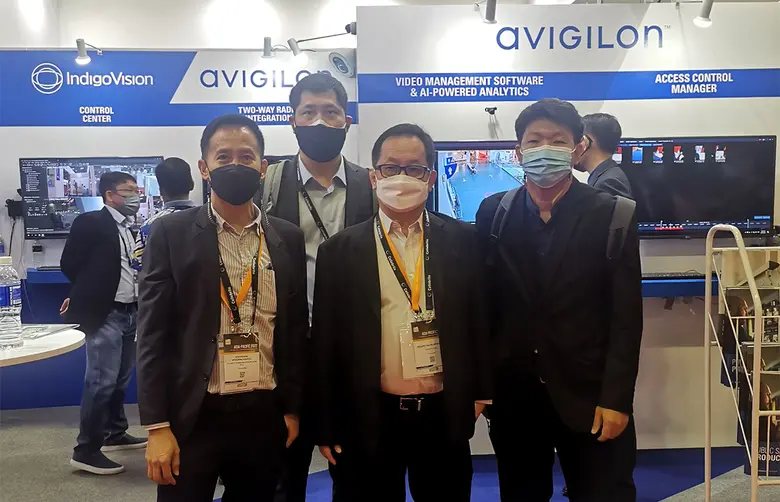 คุณประพัฒน์ รัฐเลิศกานต์ (กลาง) ประธานเจ้...