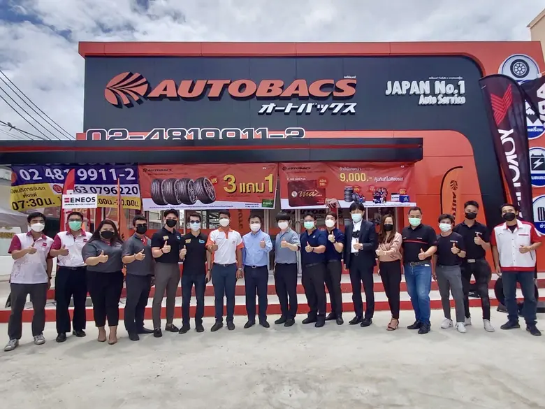 นายฉัตรชัย จันทร์สองศรี (ที่ 8 จากซ้าย) ผ...