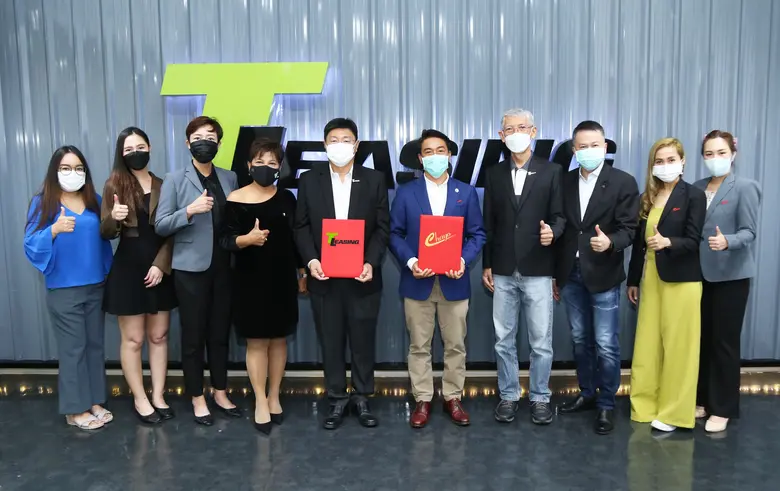 นายสุขสันต์ ยศะสินธุ์ (ที่ 5 จากขวา) ประธ...