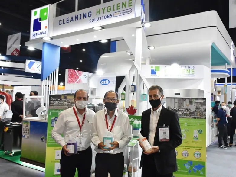 นายสืบพงศ์ เกตุนุติ (คนกลาง) ประธานบริษัท...