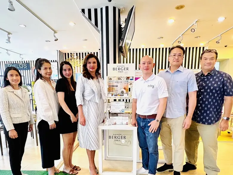 นนทกานต์ ทัพพะรังสี อึง (ที่สี่จากซ้าย) ก...