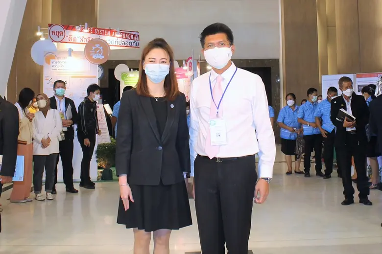 กาญจนา เรืองสิริวิชญกุล (คนซ้าย) ผู้จัดกา...