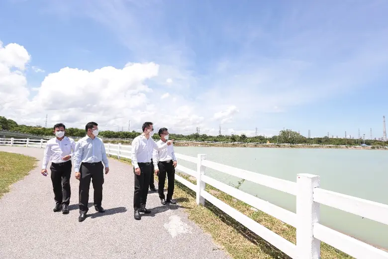 "SYS" ลงนามในสัญญากับ กฟภ. เพื่อบริหารจัดการพลังงานไฟฟ้าจาก แสงอาทิตย์ที่ติดตั้งแบบลอยน้ำ Floating Solar ภายใต้แนวคิด "พลิกผืนน้ำ สู่พลังงานสะอาด ลดโลกร้อน" ตอกย้ำผู้ผลิต เหล็กไทย หัวใจกรีน