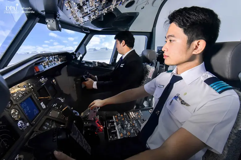ชวน DEK65 ท่องโลกกับ Flight Simulator สุดล้ำ Upskill การบินแบบมืออาชีพที่ DPU