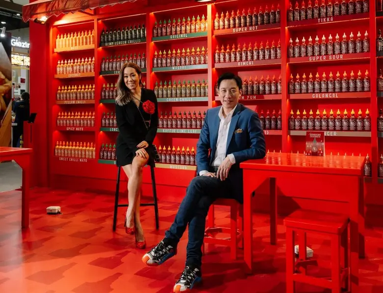 นายจิตติพร จันทรัช กรรมการผู้จัดการ และนา...