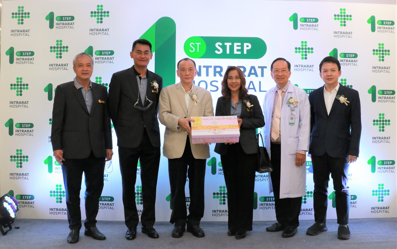 คุณกนกทิพย์ จันทร์พลังศรี (ที่ 3 จากขวา) ...