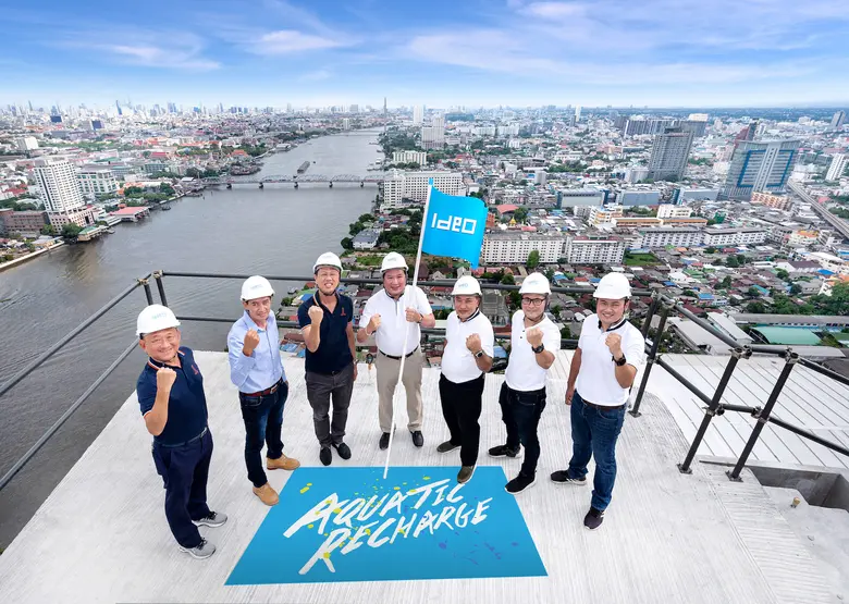 คุณประเสริฐ แต่ดุลยสาธิต (คนกลาง) ประธานเ...