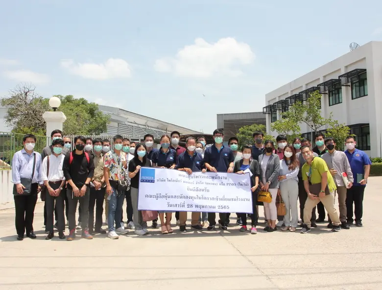 คุณวสันต์ อิทธิโรจนกุล (กลาง) กรรมการผู้จ...