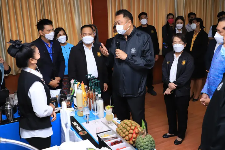 นายสุชาติ ชมกลิ่น รัฐมนตรีว่าการกระทรวงแร...