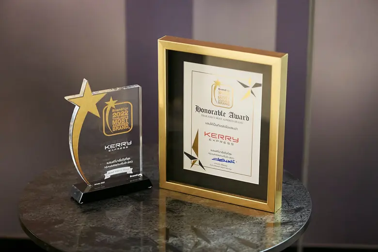 Kerry Express ครองตำแหน่งอันดับ 1 ด้านบริการจัดส่งพัสดุด่วนในประเทศไทย การันตีด้วยรางวัล สุดยอดแบรนด์ครองใจผู้บริโภค ประจำปี 2022 ติดต่อกัน 3 ปีซ้อน พ่วงรางวัลพิเศษ Brand Impact Award