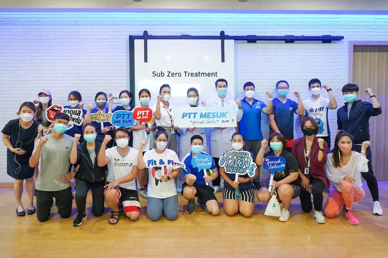 นายแพทย์วิทยา วันเพ็ญ (ที่ 8 แถวบน) ผู้ช่...