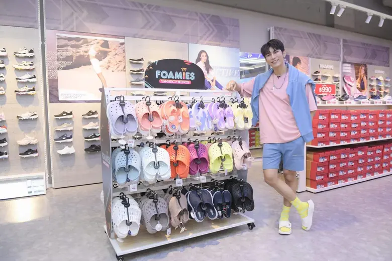 เปิดแล้ว!! "SKECHERS Future Park Superstore" แห่งใหม่ ณ ศูนย์การค้าฟิวเจอร์พาร์ค รังสิต ชวน "มิว-ศุภศิษฏ์" มาสร้างความฟิน สุดเอ็กซ์คลูซีฟ ในลุคลำลองของคอลเลกชัน Foamies(R)