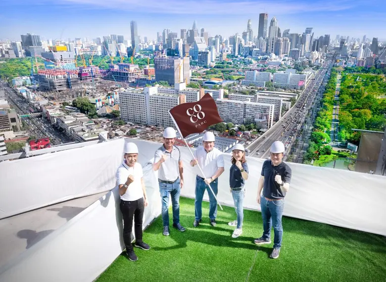 คุณประเสริฐ แต่ดุลยสาธิต (คนกลาง) ประธานเ...