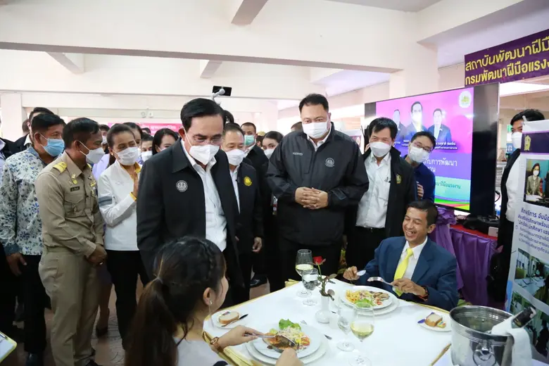 นายสุชาติ ชมกลิ่น รัฐมนตรีว่าการกระทรวงแร...