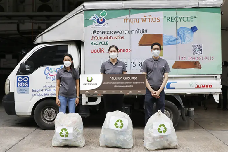 อุมาพร วิฒิรณประเสริฐ (ที่ 2 จากซ้าย) ผู้...