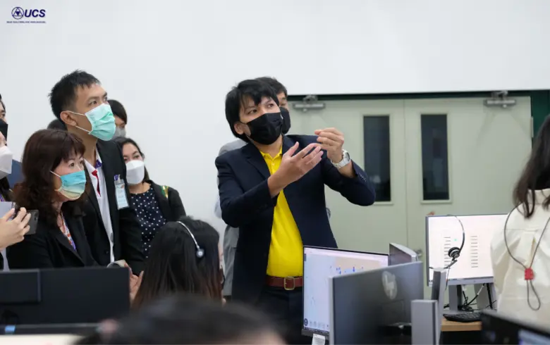 นายวิระ ทองประไพ อนุกรรมการฯ และ นางสุวิช...