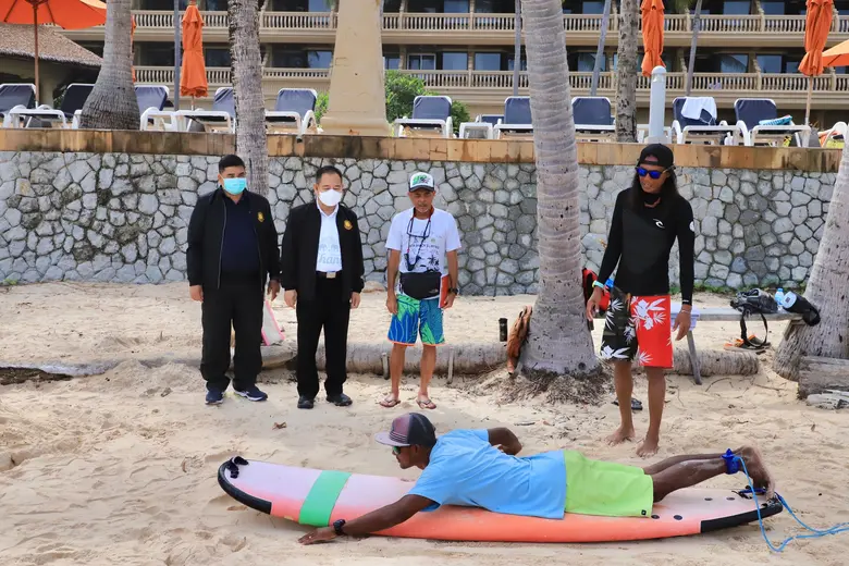 รมว.สุชาติ เยือนภูเก็ตสั่งเร่งฝึกทักษะครูสอนกระดานโต้คลื่น รองรับท่องเที่ยวอันดามัน