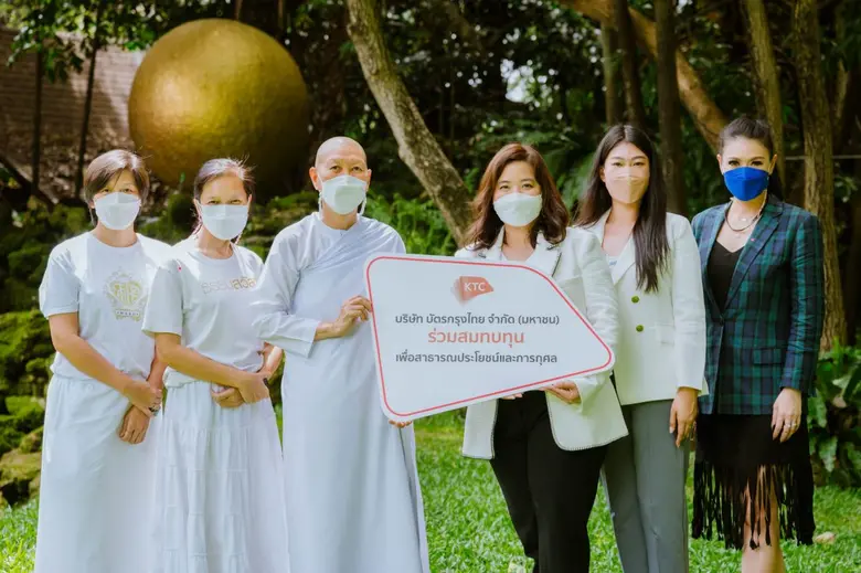 นางสาวดวงกมล อินทรพราหมณ์ (กลางขวา) ผู้อำ...