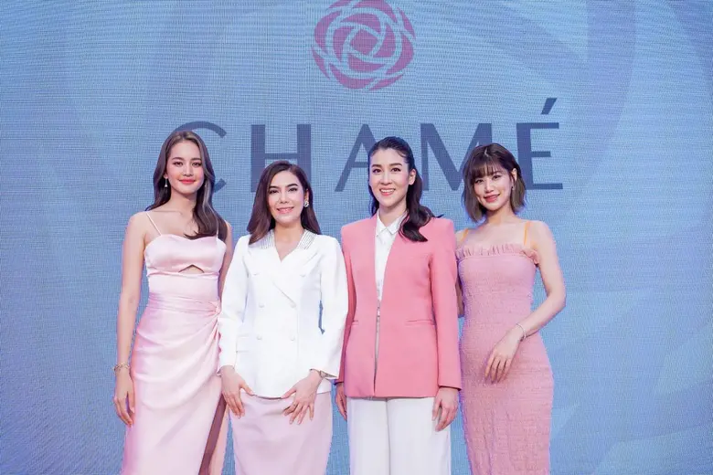 "โบว์ เมลดา" ควงคู่ เฟย์ "พรปวีณ์" เผยออร่าสวยเปล่งประกาย หลังแบรนด์ดัง "ชาเม่" คว้านั่งแท่น พรีเซ็นเตอร์-แบรนด์แอมบาสเดอร์