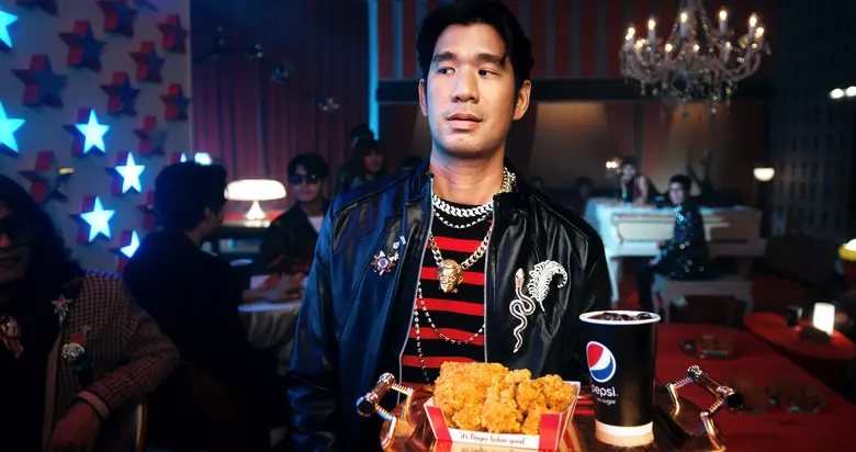 KFC เปิดตัวหนังโฆษณาเรื่องใหม่สุดสร้างสรรค์ "Feel Like a VIP" เน้นความอลังผ่านชุดไก่โดนใจ ในราคาเพียง 69 บาท